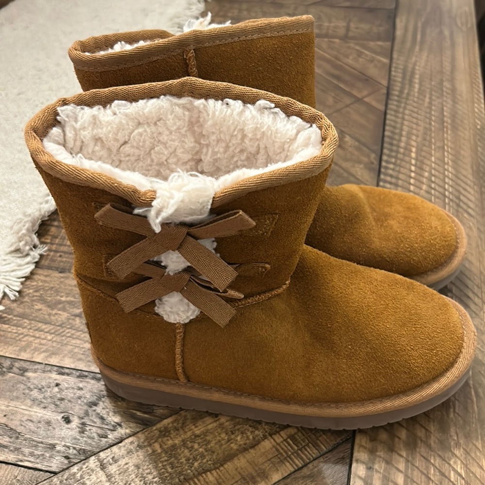 Like new Koolaburra by Ugg boots